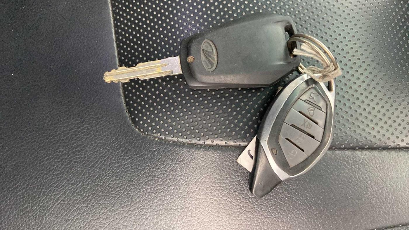 2018 Mahindra KUV 100 NXT K2+ P 6 STR, Petrol, Manual, 28,440 km, Key Close Up