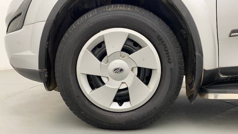 2016 Mahindra XUV500 W6, Diesel, Manual, 29,700 km, Left Front Wheel