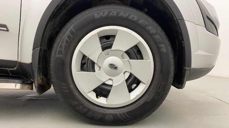 2016 Mahindra XUV500 W6, Diesel, Manual, 29,700 km, Right Front Wheel
