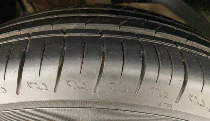 2016 Mahindra XUV500 W6, Diesel, Manual, 29,700 km, Right Front Tyre Tread