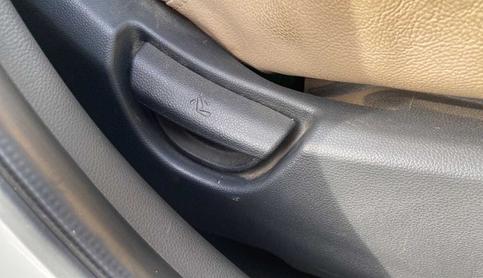 2014 Hyundai Xcent S (O) 1.2, Petrol, Manual, 86,824 km, Driver Side Adjustment Panel