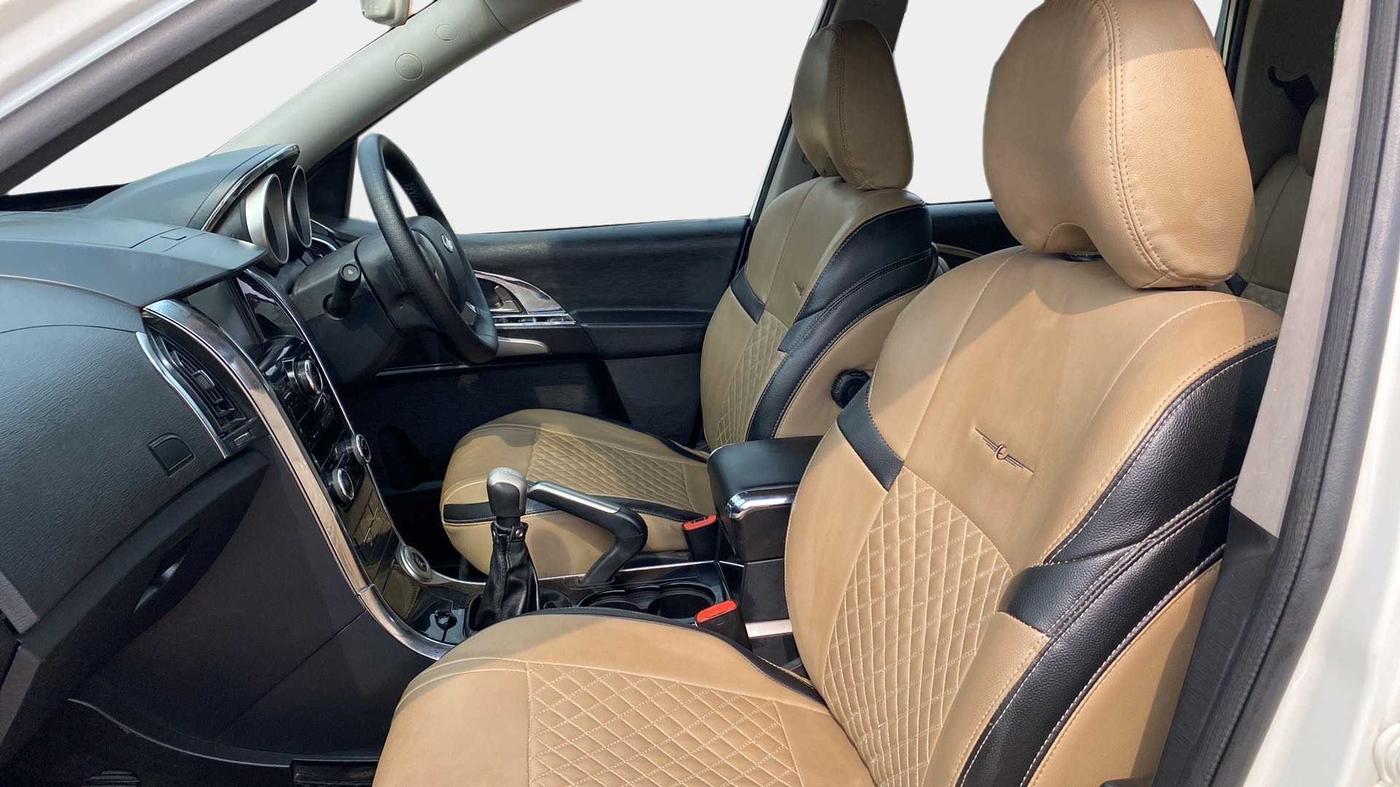 2019 Mahindra XUV500 W9, Diesel, Manual, 59,793 km, Right Side Front Door Cabin