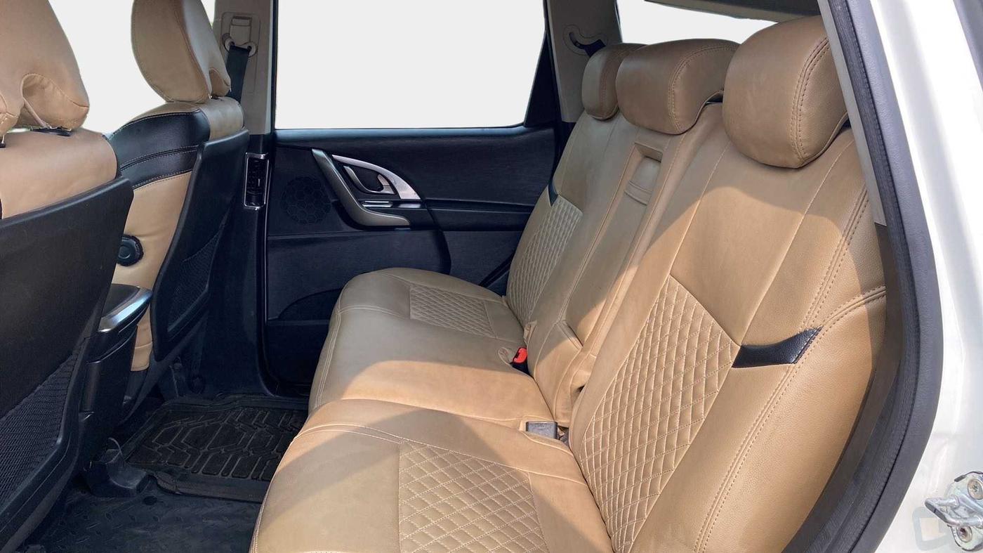 2019 Mahindra XUV500 W9, Diesel, Manual, 59,793 km, Right Side Rear Door Cabin