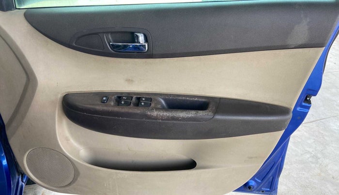 2011 Hyundai i20 MAGNA (O) 1.4 CRDI, Diesel, Manual, 1,00,023 km, Driver Side Door Panels Control