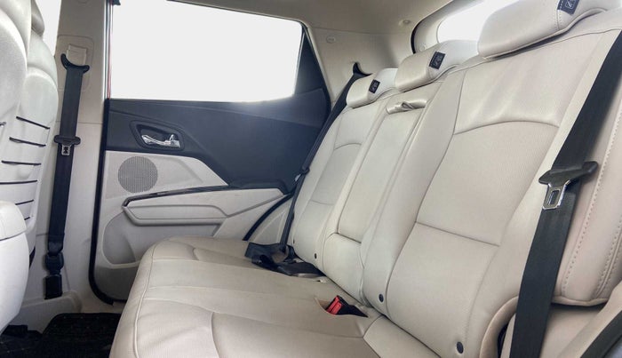 2021 Mahindra XUV300 W8 (O) 1.2 PETROL AMT, Petrol, Automatic, 7,093 km, Right Side Rear Door Cabin