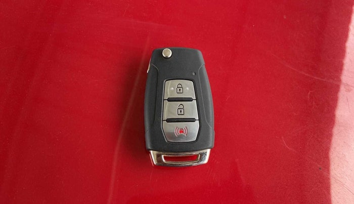 2021 Mahindra XUV300 W8 (O) 1.2 PETROL AMT, Petrol, Automatic, 7,093 km, Key Close Up