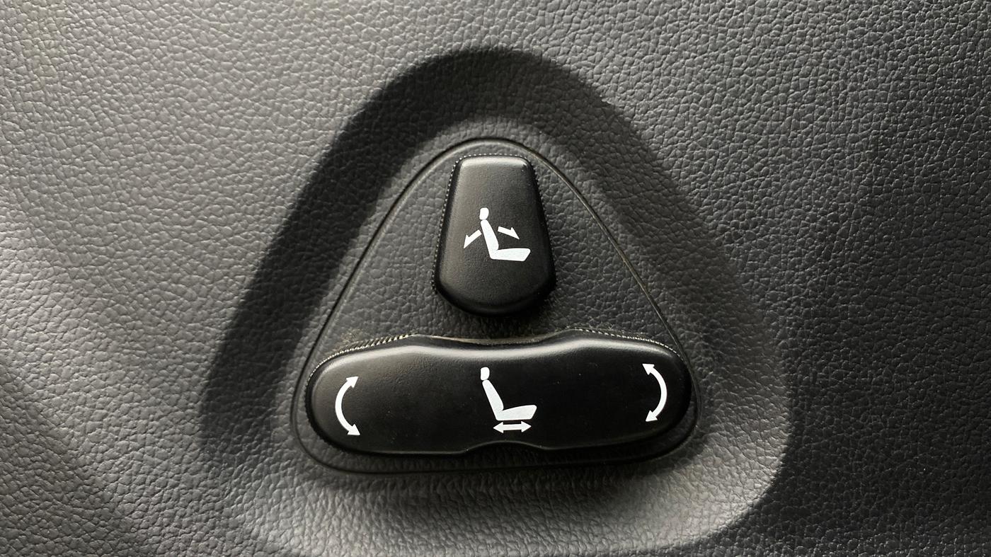 2019 Mahindra ALTURAS G4 4WD AT, Diesel, Automatic, 77,665 km, Driver Side Adjustment Panel