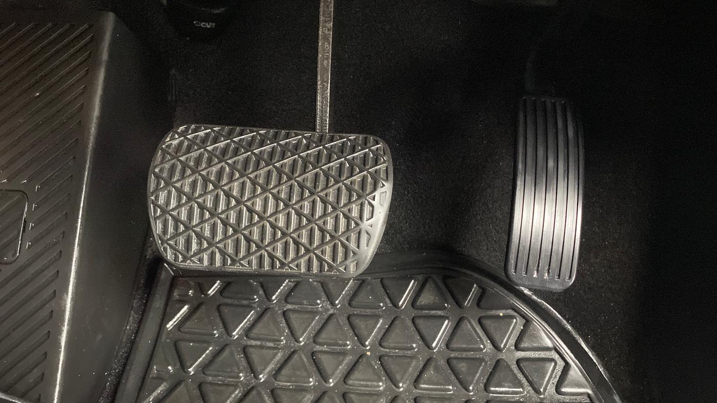 2019 Mahindra ALTURAS G4 4WD AT, Diesel, Automatic, 77,665 km, Pedals