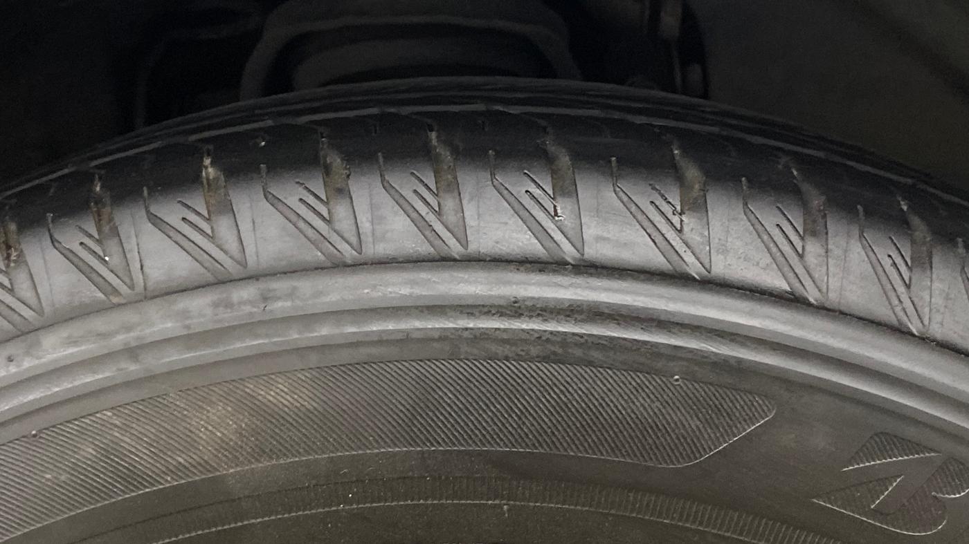 2019 Mahindra ALTURAS G4 4WD AT, Diesel, Automatic, 77,665 km, Right Front Tyre Tread