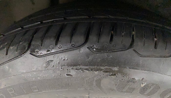 2018 Maruti Ciaz ALPHA  AT 1.5 SHVS PETROL, CNG, Automatic, 74,462 km, Right Rear Tyre Tread