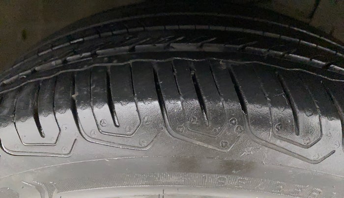 2018 Maruti Ciaz ALPHA  AT 1.5 SHVS PETROL, CNG, Automatic, 74,462 km, Right Front Tyre Tread