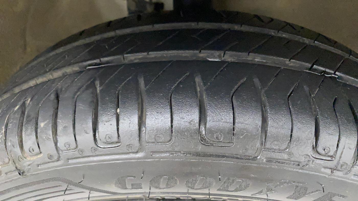 2017 Maruti Wagon R 1.0 VXI, Petrol, Manual, 35,643 km, Right Front Tyre Tread