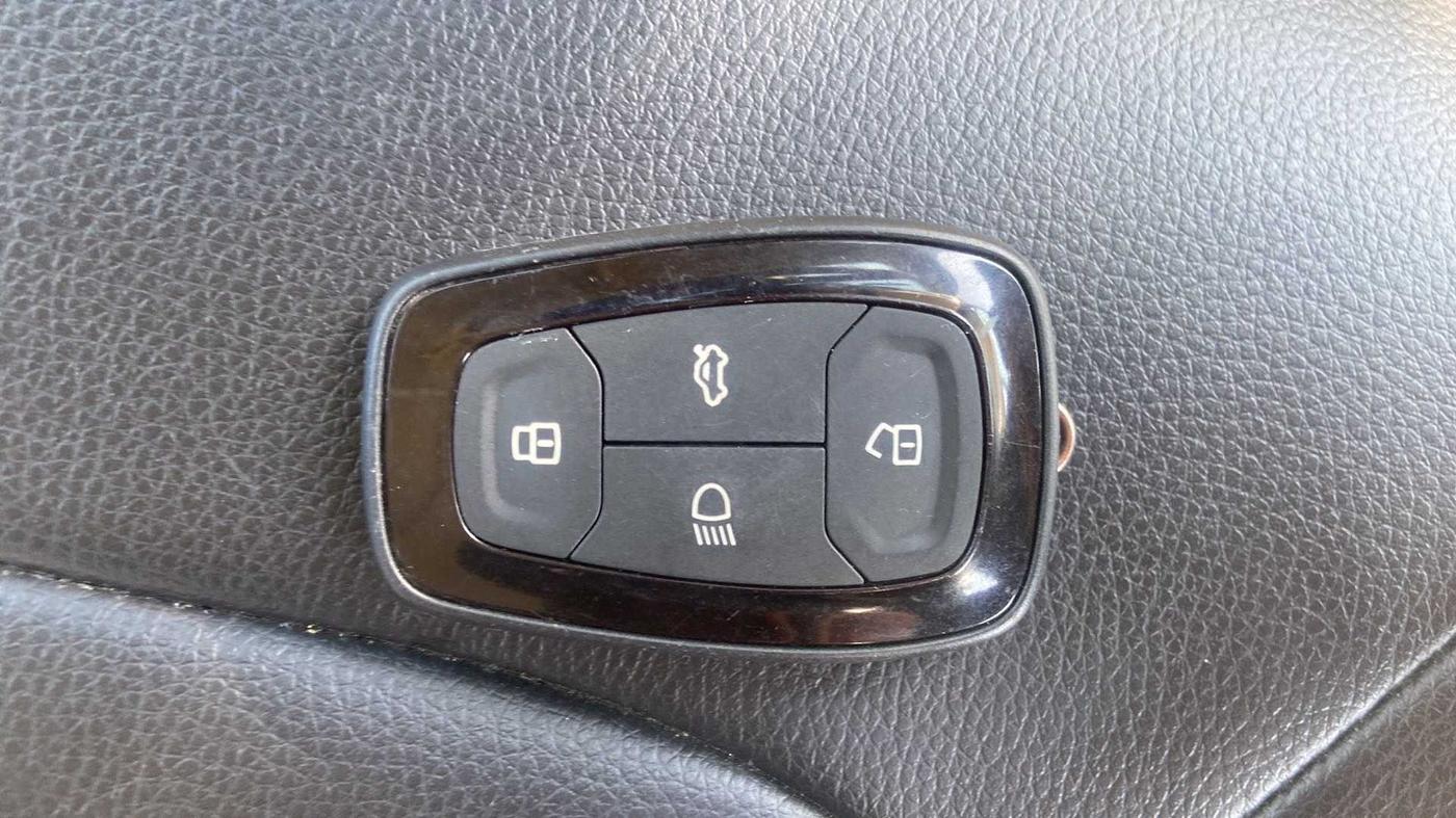2022 Tata NEXON XZ PLUS (HS) PETROL DUAL TONE, Petrol, Manual, 16,557 km, Key Close Up