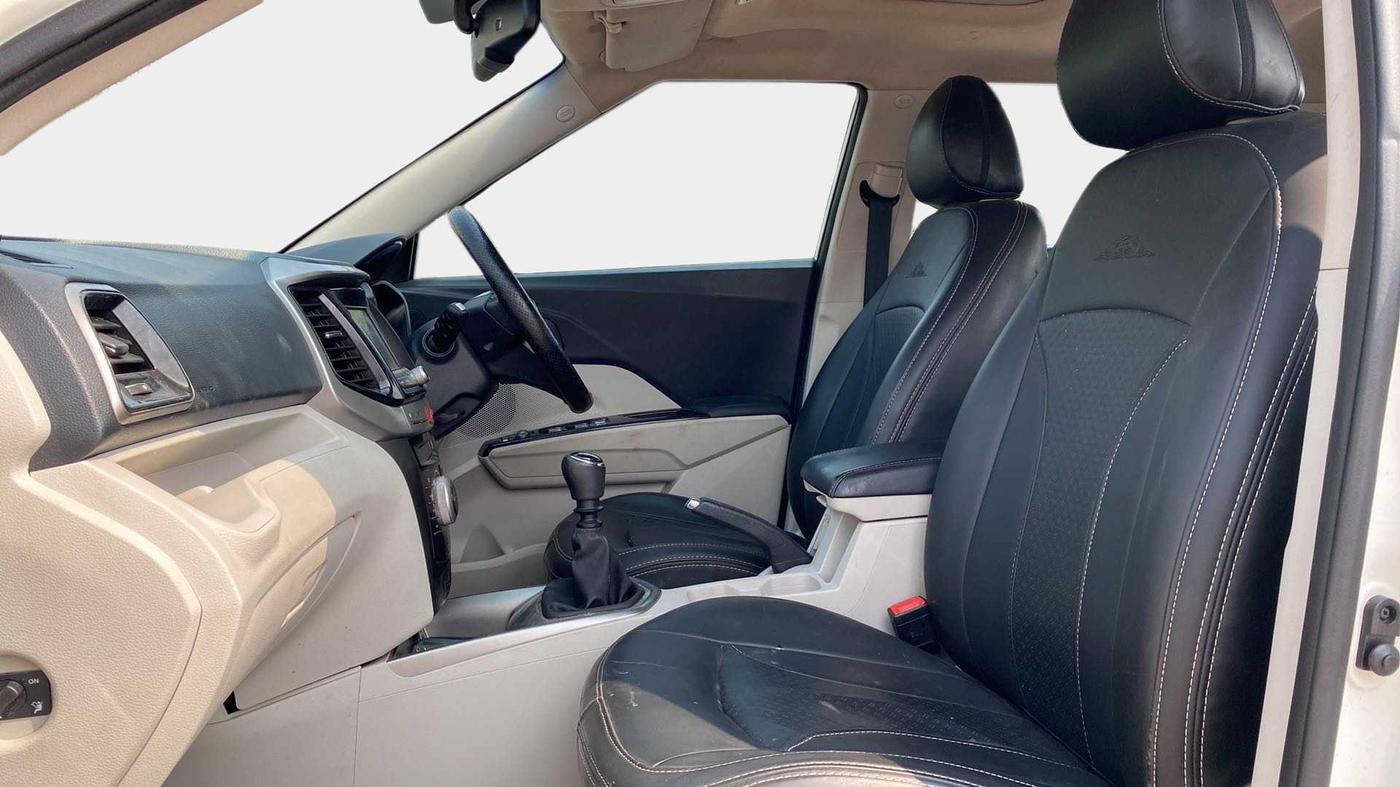 2022 Mahindra XUV300 W8 (O) 1.2 PETROL, Petrol, Manual, 23,604 km, Right Side Front Door Cabin