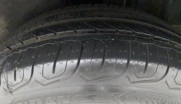 2016 Volkswagen Vento HIGHLINE 1.6 MPI, Petrol, Manual, 83,573 km, Left Rear Tyre Tread