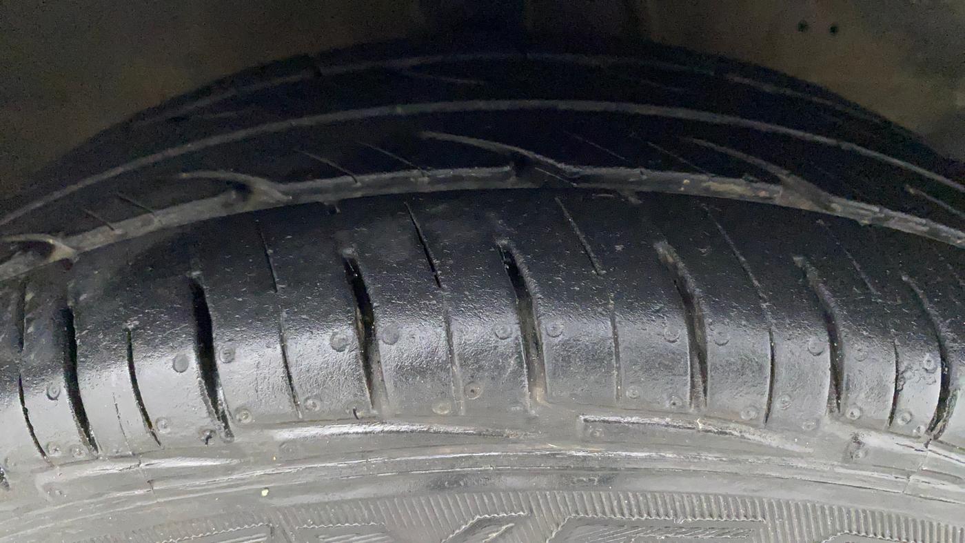 2015 Hyundai Eon ERA +, Petrol, Manual, 84,708 km, Right Front Tyre Tread