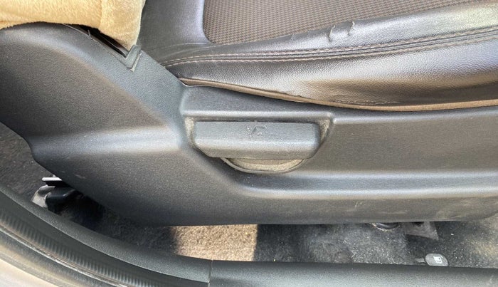 2013 Hyundai i20 MAGNA (O) 1.2, Petrol, Manual, 50,942 km, Driver Side Adjustment Panel