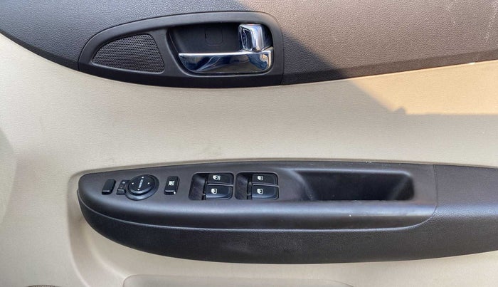 2013 Hyundai i20 MAGNA (O) 1.2, Petrol, Manual, 50,942 km, Driver Side Door Panels Control