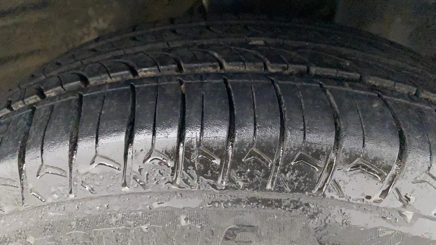 2019 Maruti New Wagon-R VXI (O) 1.2 AMT, Petrol, Automatic, 98,073 km, Right Front Tyre Tread