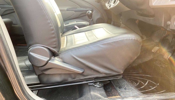 2011 Toyota Etios G, Petrol, Manual, 45,012 km, Driver Side Adjustment Panel
