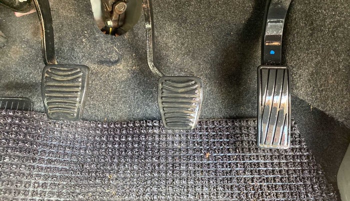 2016 Mahindra Kuv100 K2 6 STR, Petrol, Manual, 34,183 km, Pedals