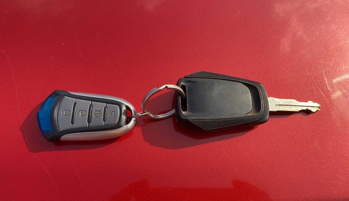 2016 Mahindra Kuv100 K2 6 STR, Petrol, Manual, 34,183 km, Key Close Up