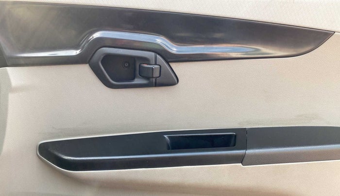 2016 Mahindra Kuv100 K2 6 STR, Petrol, Manual, 34,183 km, Driver Side Door Panels Control