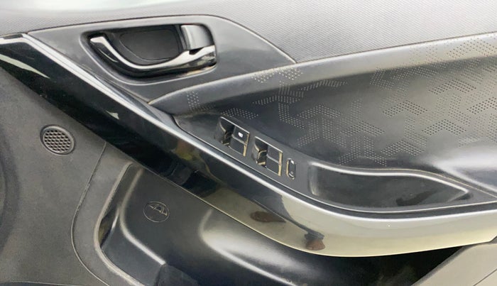 2022 Tata NEXON XZ PLUS (O) PETROL DARK EDITION, Petrol, Manual, 65,698 km, Driver Side Door Panels Control