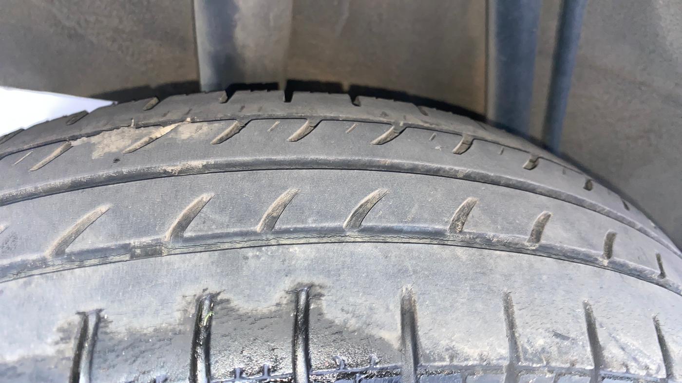 2017 Renault Kwid RXT 1.0 AMT, Petrol, Automatic, 43,109 km, Right Rear Tyre Tread