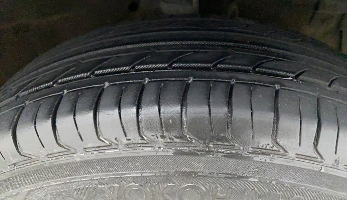 2017 Maruti Swift VXI O, Petrol, Manual, 64,226 km, Right Front Tyre Tread