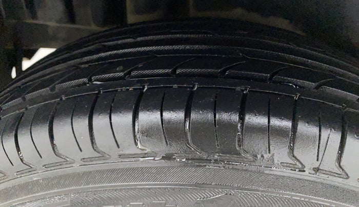 2017 Maruti Swift VXI O, Petrol, Manual, 64,226 km, Right Rear Tyre Tread