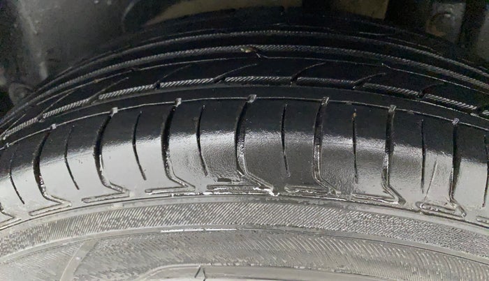 2017 Maruti Swift VXI O, Petrol, Manual, 64,226 km, Left Rear Tyre Tread