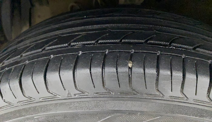 2017 Maruti Swift VXI O, Petrol, Manual, 64,226 km, Left Front Tyre Tread