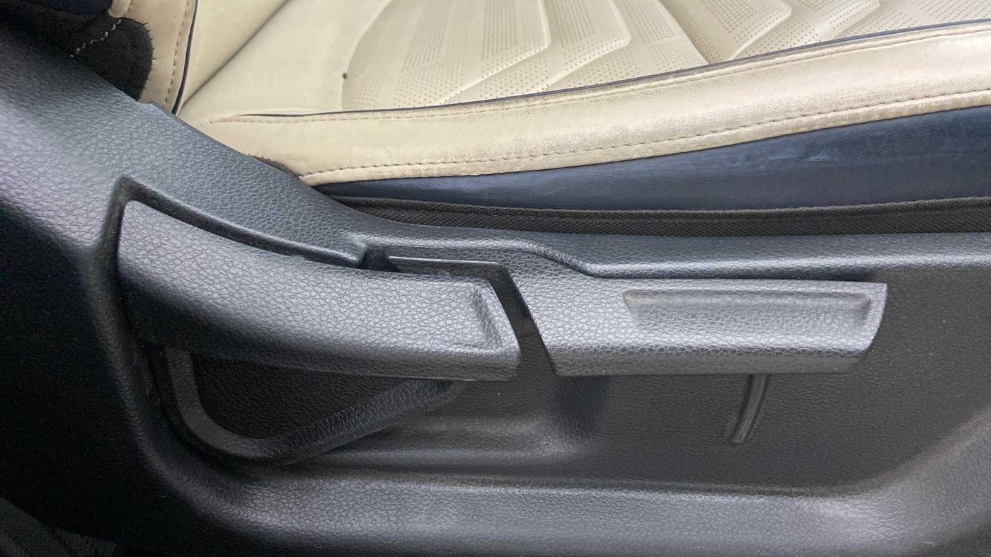 2022 KIA CARENS LUXURY PLUS 1.4 PETROL 6 STR, Petrol, Manual, 9,450 km, Driver Side Adjustment Panel