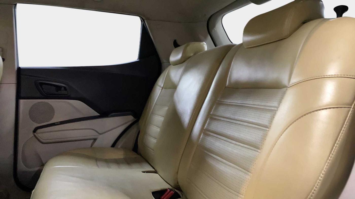 2020 Mahindra XUV300 W4 1.5 DIESEL, Diesel, Manual, 56,076 km, Right Side Rear Door Cabin