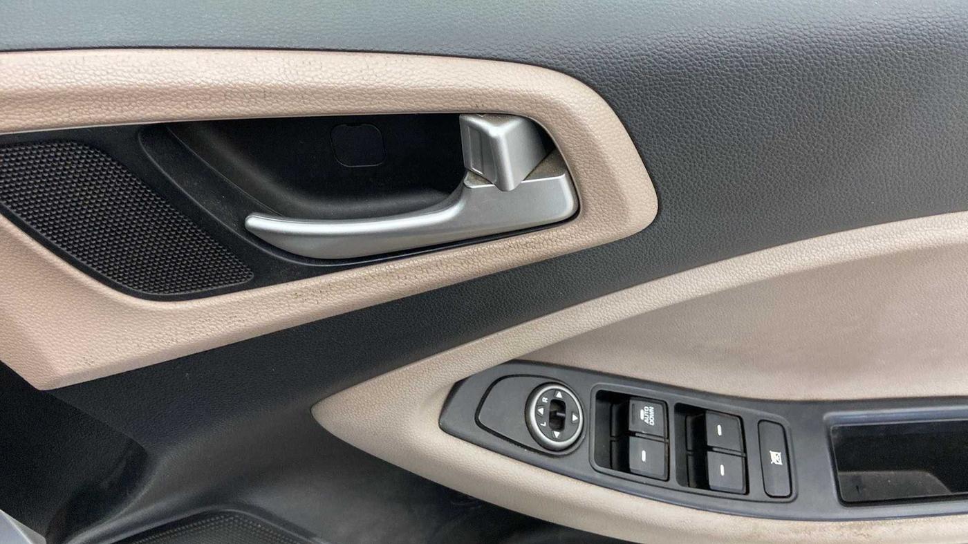 2020 Hyundai Elite i20 MAGNA PLUS 1.2, Petrol, Manual, 66,295 km, Driver Side Door Panels Control