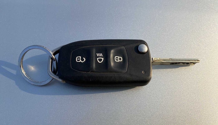 2018 Tata NEXON XM PETROL, Petrol, Manual, 55,469 km, Key Close Up