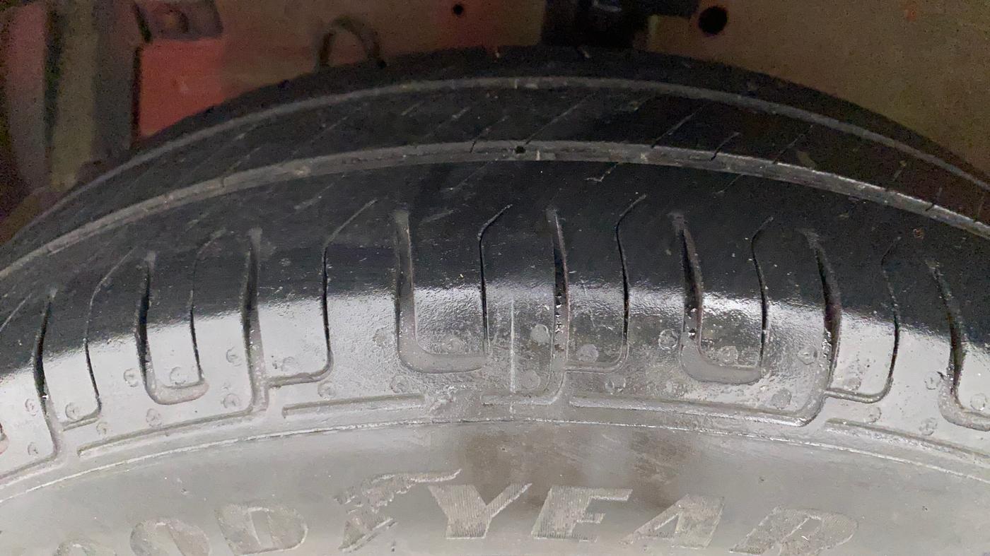 2017 Maruti Swift VXI, Petrol, Manual, 93,003 km, Left Front Tyre Tread