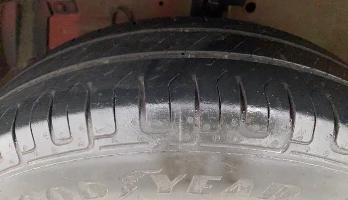 2017 Maruti Swift VXI, Petrol, Manual, 93,003 km, Left Front Tyre Tread