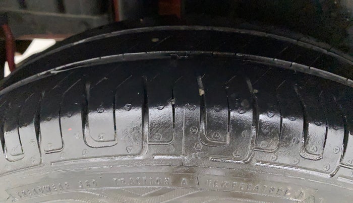 2017 Maruti Swift VXI, Petrol, Manual, 93,003 km, Right Rear Tyre Tread