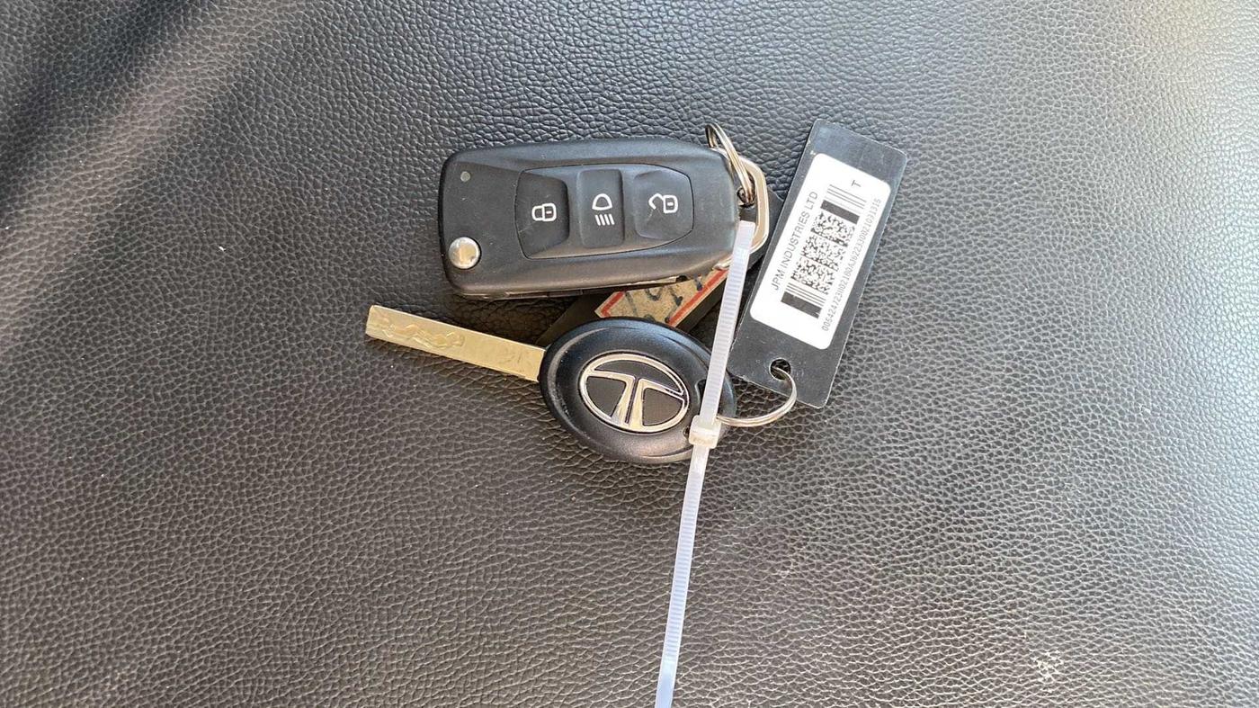 2021 Tata Tiago XT (O) PETROL, Petrol, Manual, 8,833 km, Key Close Up
