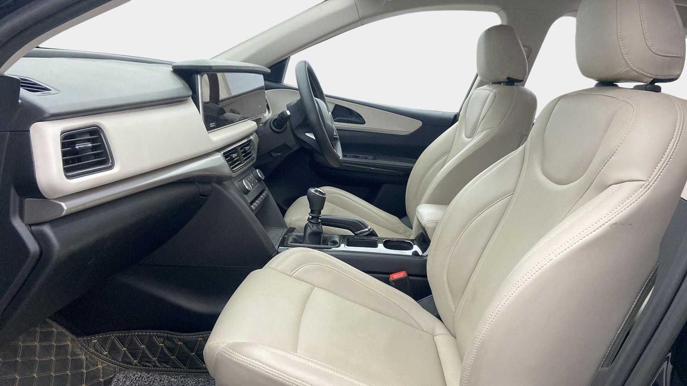 2022 Mahindra XUV700 AX 5 P MT 5 STR, Petrol, Manual, 9,739 km, Right Side Front Door Cabin