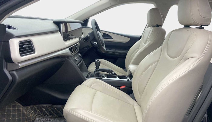 2022 Mahindra XUV700 AX 5 P MT 5 STR, Petrol, Manual, 9,739 km, Right Side Front Door Cabin