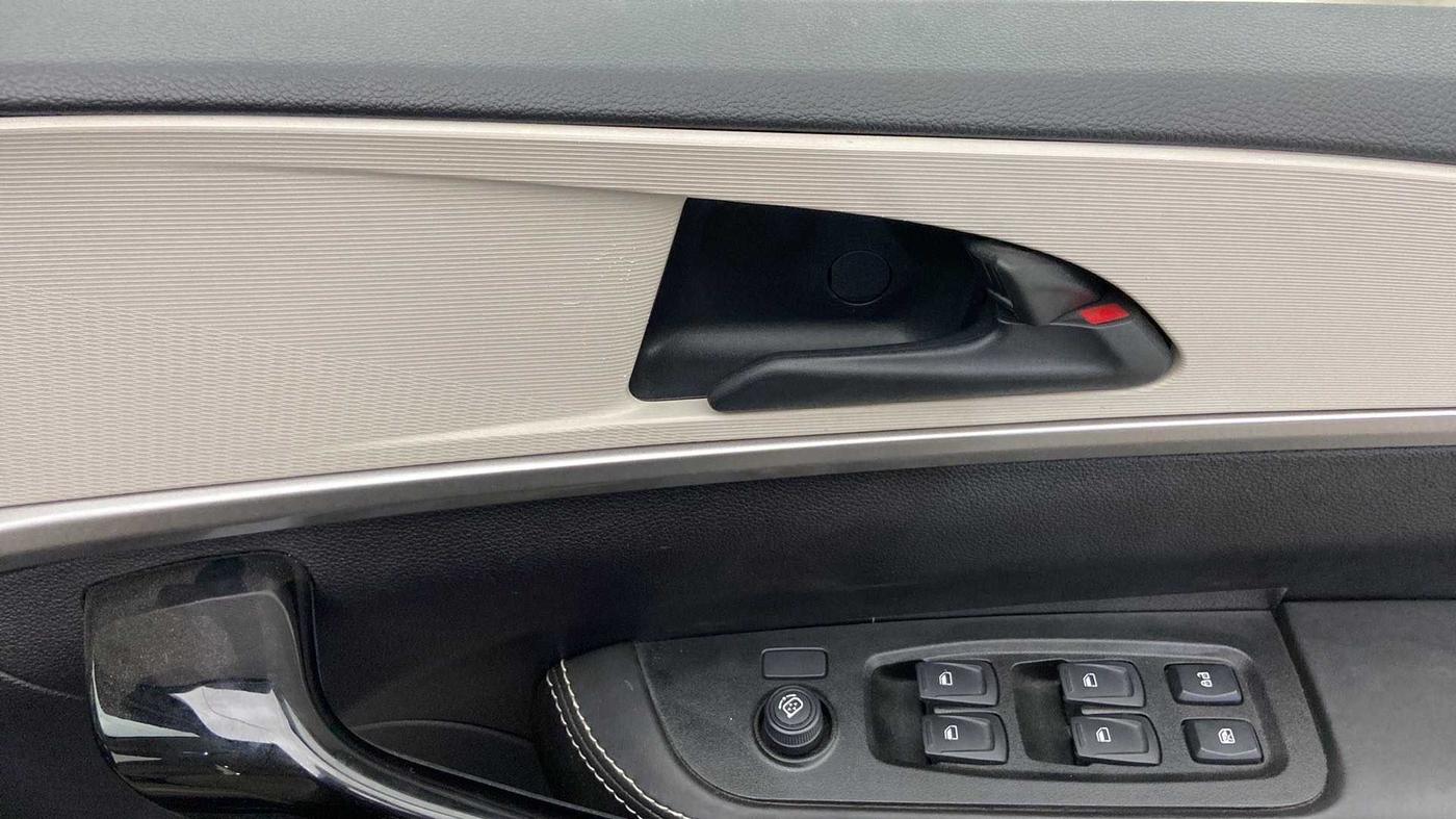 2022 Mahindra XUV700 AX 5 P MT 5 STR, Petrol, Manual, 9,739 km, Driver Side Door Panels Control