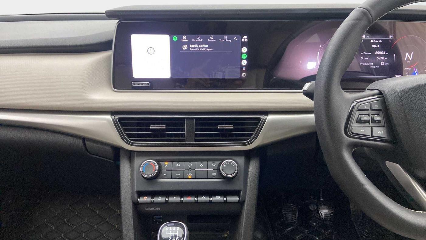 2022 Mahindra XUV700 AX 5 P MT 5 STR, Petrol, Manual, 9,739 km, Air Conditioner