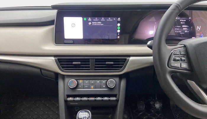 2022 Mahindra XUV700 AX 5 P MT 5 STR, Petrol, Manual, 9,739 km, Air Conditioner
