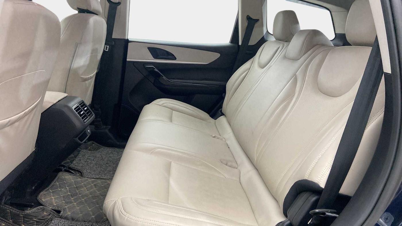 2022 Mahindra XUV700 AX 5 P MT 5 STR, Petrol, Manual, 9,739 km, Right Side Rear Door Cabin