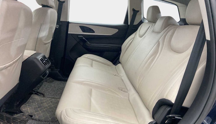 2022 Mahindra XUV700 AX 5 P MT 5 STR, Petrol, Manual, 9,739 km, Right Side Rear Door Cabin