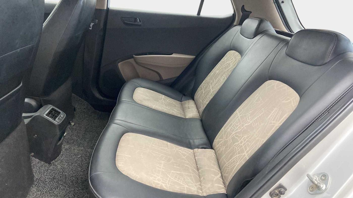 2017 Hyundai Grand i10 MAGNA 1.2 KAPPA VTVT, CNG, Manual, 1,09,112 km, Right Side Rear Door Cabin