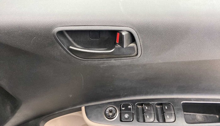 2017 Hyundai Grand i10 MAGNA 1.2 KAPPA VTVT, CNG, Manual, 1,09,112 km, Driver Side Door Panels Control